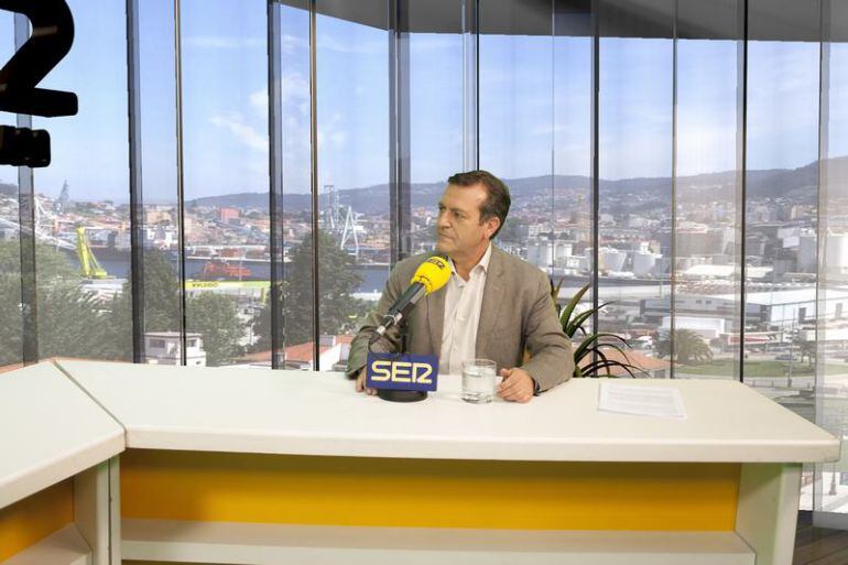 Luis Bará durante la entrevista en Radio Vigo y Localia Televisión