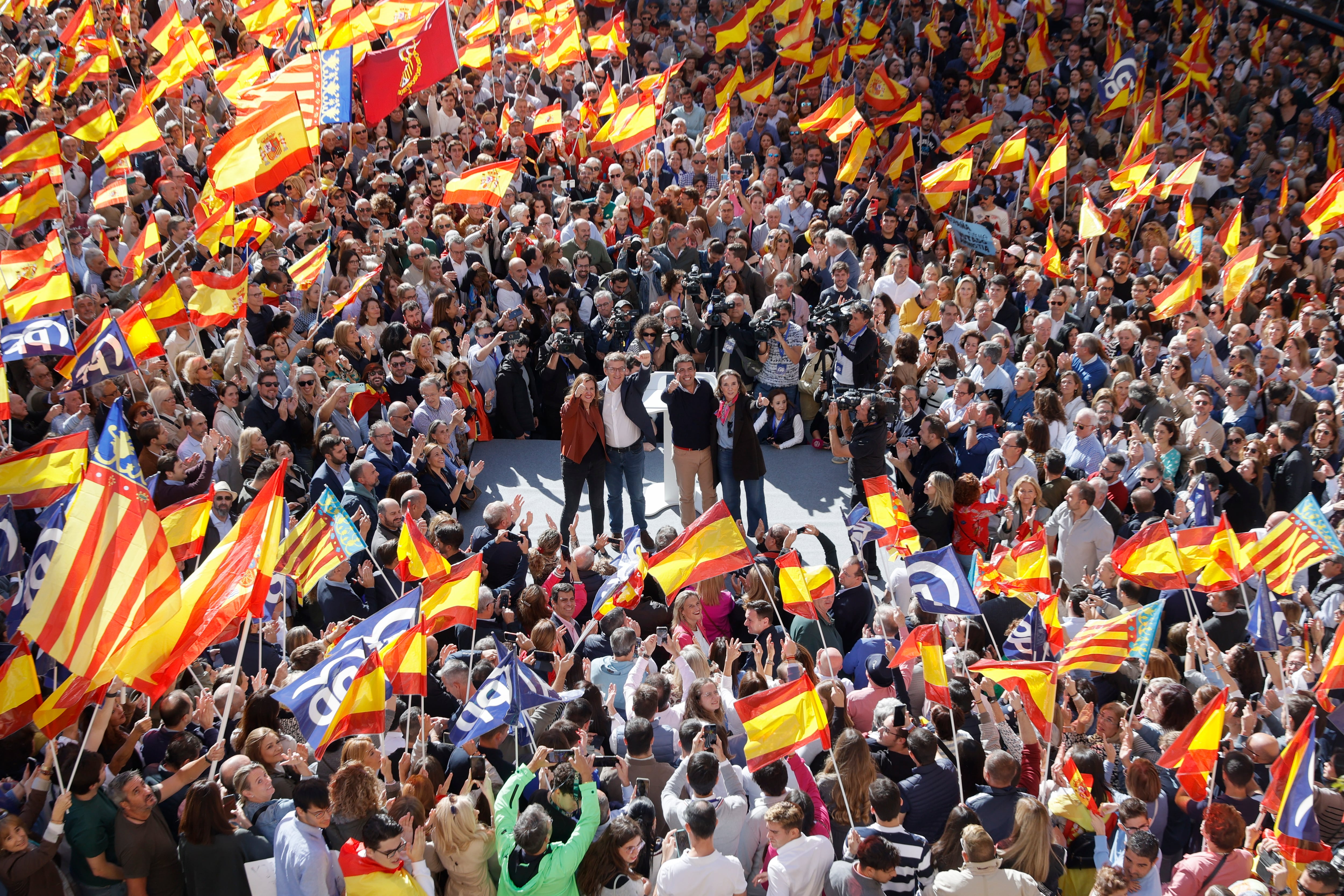 El presidente del Partido Popular, Alberto Núñez Feijóo (c-i), acompañado por la alcaldesa de Valencia, María José Catalá (i), por el presidente la Comunitat Valenciana, Carlos Mazón (c-d), y por la secretaria general del PP, Cuca Gamarra (d), protagoniza un acto contra la amnistía del &quot;procés&quot; y contra un referéndum de autodeterminación en Cataluña este domingo en València.