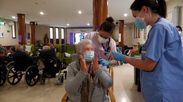 Begoña del Olmo, de 80 años, ha sido la primera en recibir la vacuna en Bizkaia, en la residencia del IFAS en Elorrio.