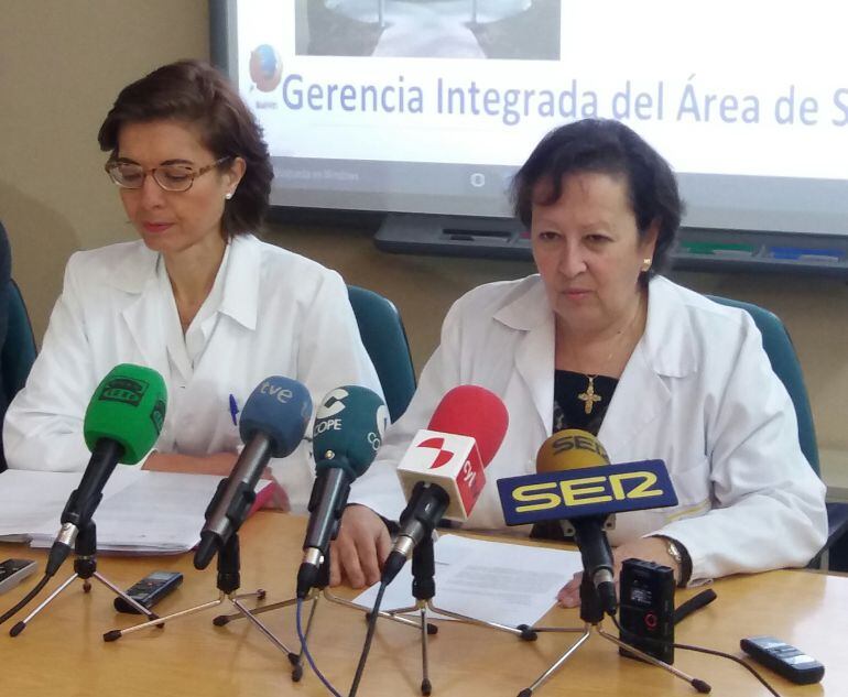 La doctora, Rocío Martín (izq.) y la gerente del Área de Salud de Ávila, María Antonia Pedraza