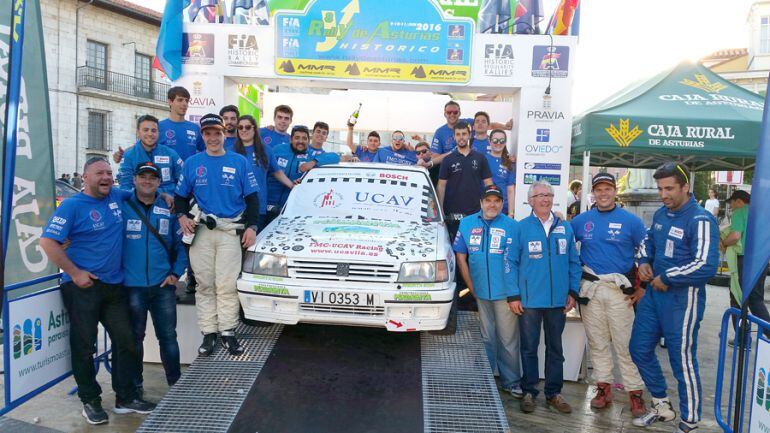 Los componentes del FMC-UCAV Racing Engineering celebrando los resultados del Rallye de Asturias Histórico 