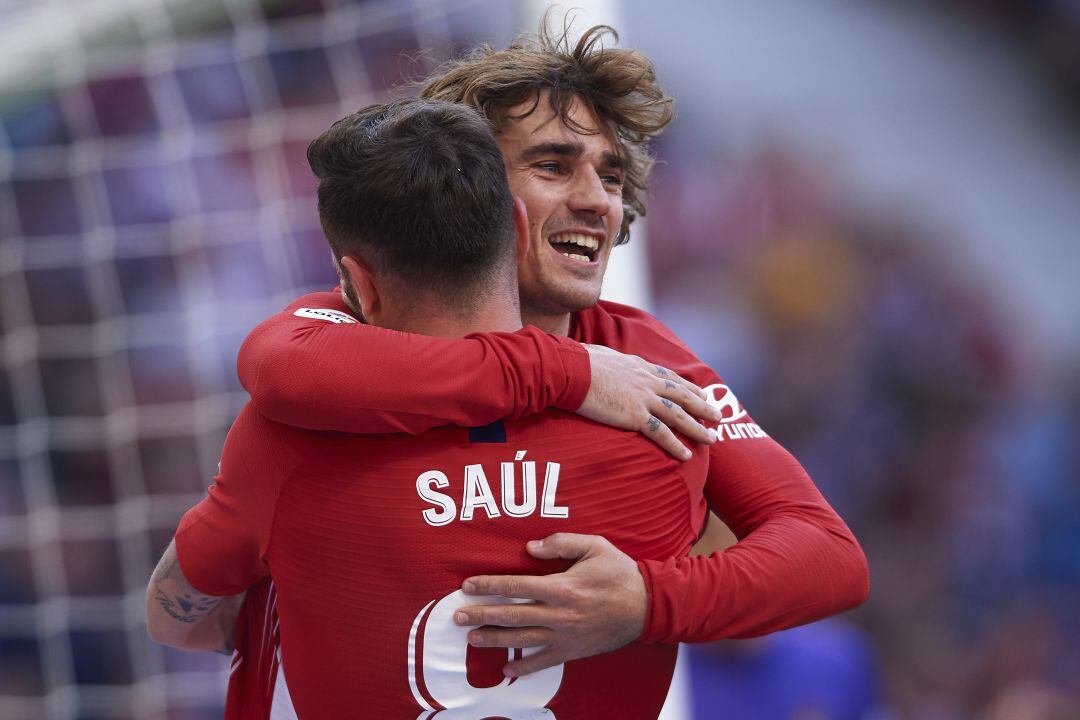 Abrazo entre Antoine Griezmann y Saúl Ñíguez con el Atlético de Madrid