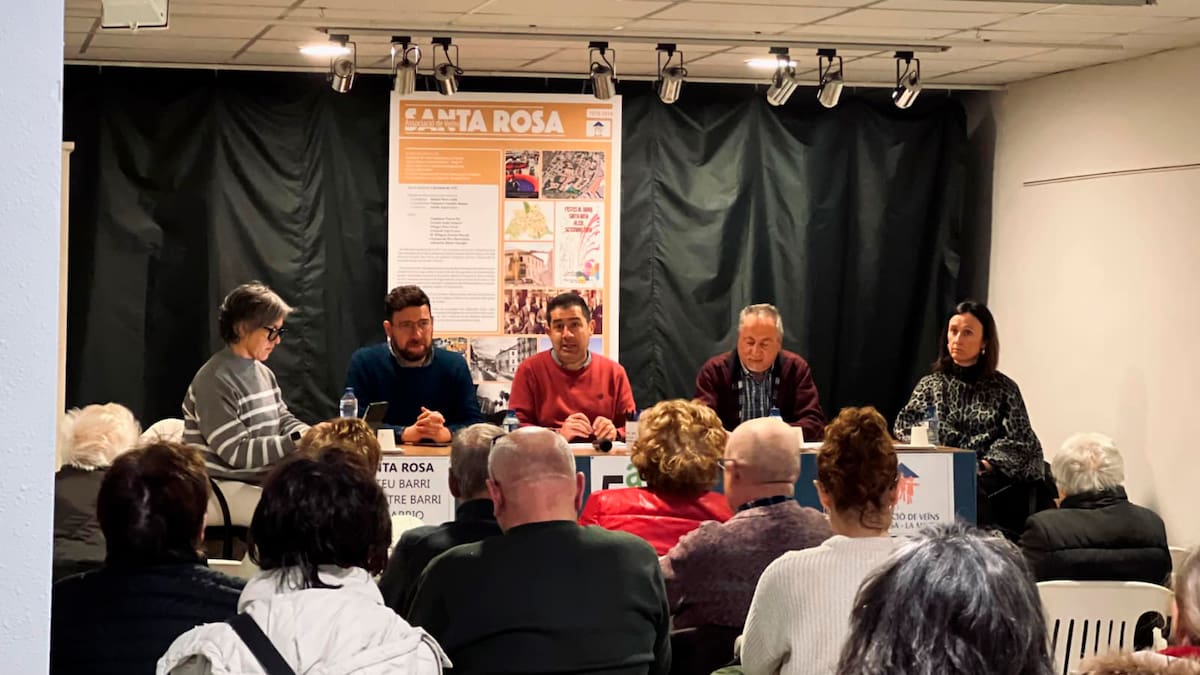 Reunión de representantes del gobierno municipal con los vecinos de Santa Rosa-La Mistera