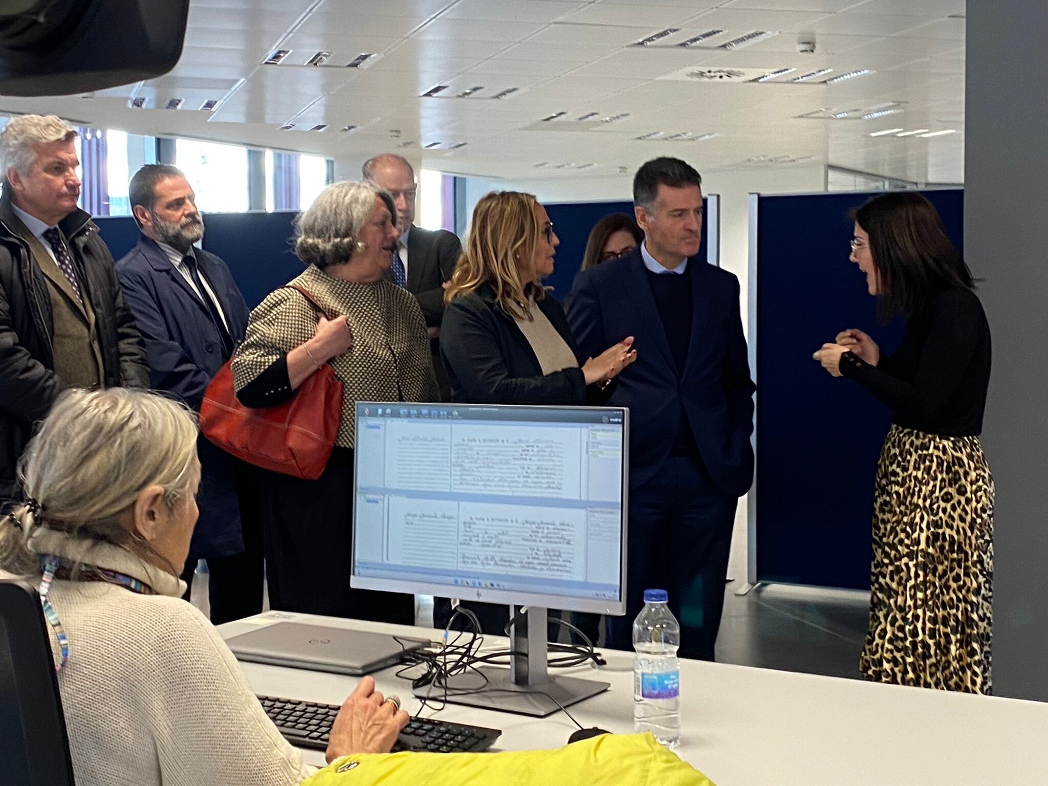 Mayte Pérez visita la unidad de digitalización de los registros civiles.