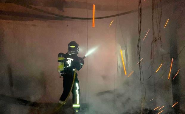 Un bombero interviene en el incendio de Santibáñez de la Isla / Bomberos de León