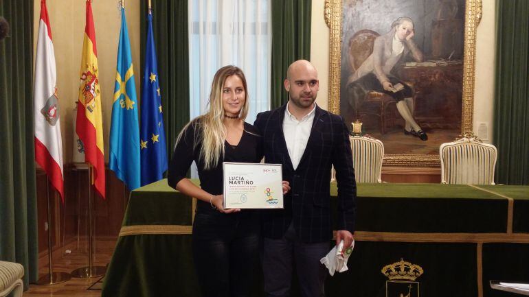 Lucía Martiño recibe un diploma del concejal de Deportes de Gijón, Jesús Martínez Salvador.