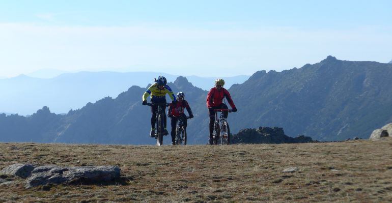 Ciclistas en la Najarra fuera de pista