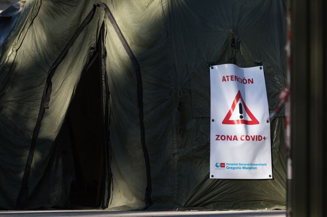 Tienda de campaña montada por el ejército frente a un hospital.
