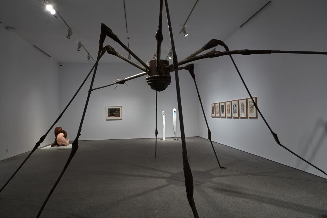 &#039;Araña&#039;, de Louise Bourgeois y, al fondo, &#039;Abrazo&#039; de Dorothea Tanning 