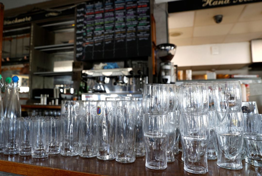 Vasos sobre la barra de un bar cerrado