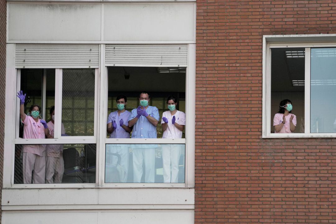 Trabajadores sanitarios del Hospital Universitario Cruces de Barakaldo aplauden durante el homenaje diario al personal médico