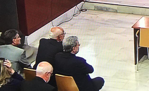 Narcís Serra (dreta) al banc dels acusats de l'Audiència de Barcelona