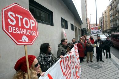 Varias personas pertenecientes al Movimiento 15M Valladolid se concentra para frenar el desahucio de varias familias en Valladolid