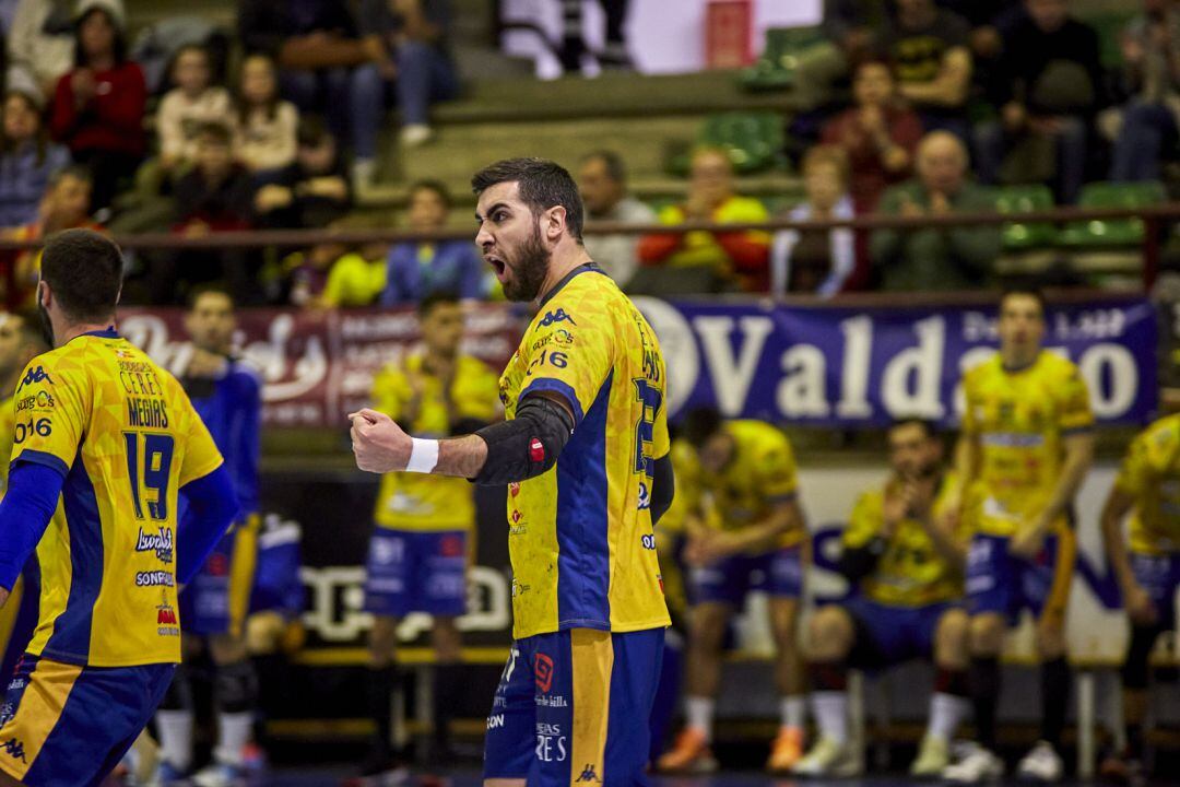 Miguel Llorens muestra su euforia durante una acción defensiva junto a Megías y ante la mirada del banquillo amarillo.