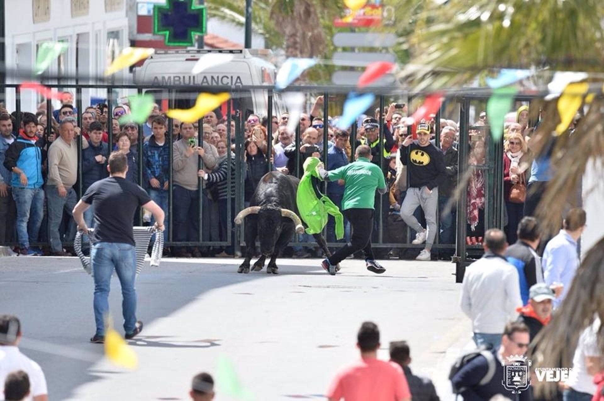 01/04/2018 Las localidades gaditanas de Arcos de la Frontera, Paterna de Rivera, Los Barrios y Vejer de la Frontera, así como la población de Benamahoma --perteneciente a Grazalema-- han celebrado sus festejos con toros, como es tradicional en este Domingo de Resurrección, celebraciones que se han visto ensombrecidas por la muerte de una persona en el Toro del Aleluya, en Arcos. Además, se han registrado varios heridos por cogidas en otros municipios.
POLITICA ANDALUCÍA ESPAÑA EUROPA CÁDIZ
AYUNTAMIENTO DE VEJER
