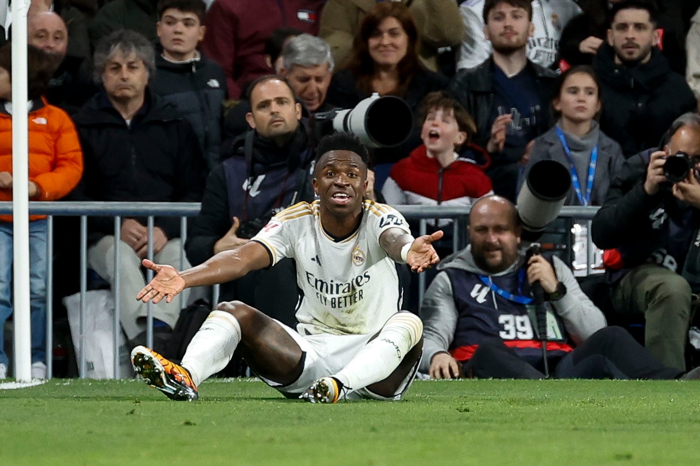 El delantero brasileño del Real Madrid Vinicius Jr. durante el partido de la jornada 28 de LaLiga que Real Madrid y Celta de Vigo disputan hoy domingo en el estadio Santiago Bernabéu. EFE/Chema Moya