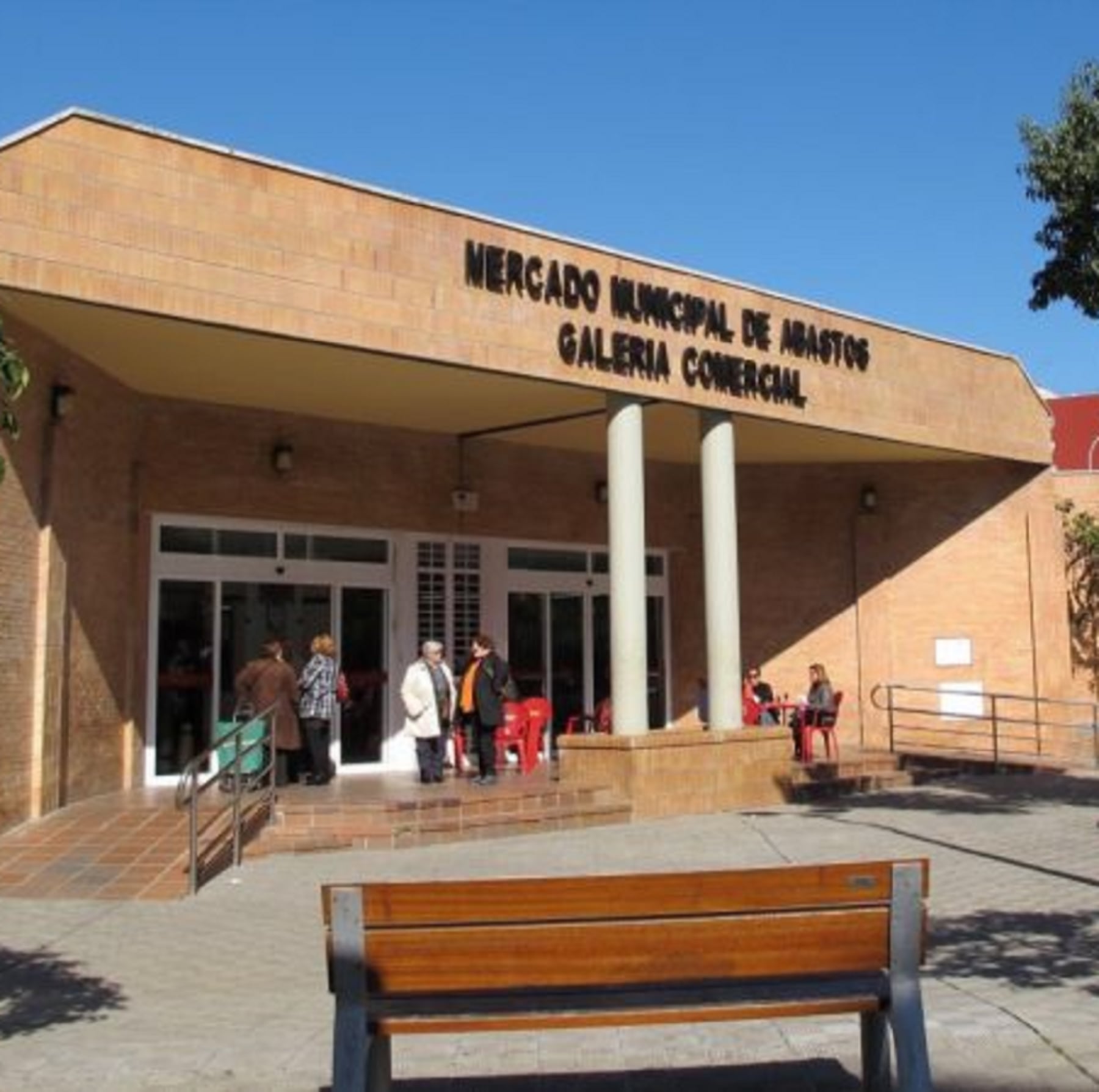 El viario está ubicado junto a la plaza del Mercado Municipal Montequinto.