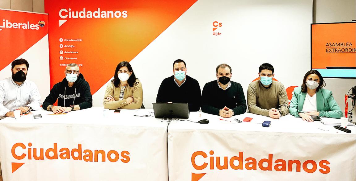 Nueva Junta Directiva de Ciudadanos Gijón con Ángel López y Ana Reguero en los extremos.
