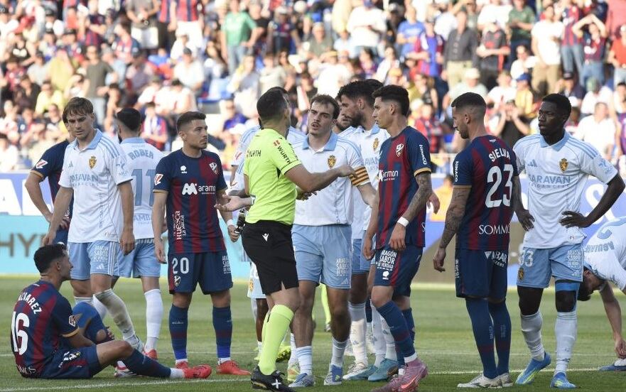 Francho le protesta a Arcediano Monescillo el inexistente penalti que pitó en el área del Real Zaragoza