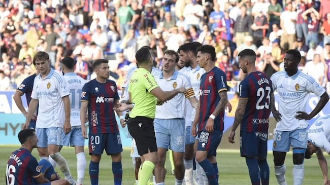 Francho le protesta a Arcediano Monescillo el inexistente penalti que pitó en el área del Real Zaragoza