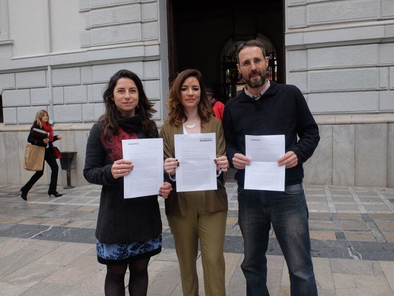 El coordinador Provincial de Podemos, Alberto Matarán (d).