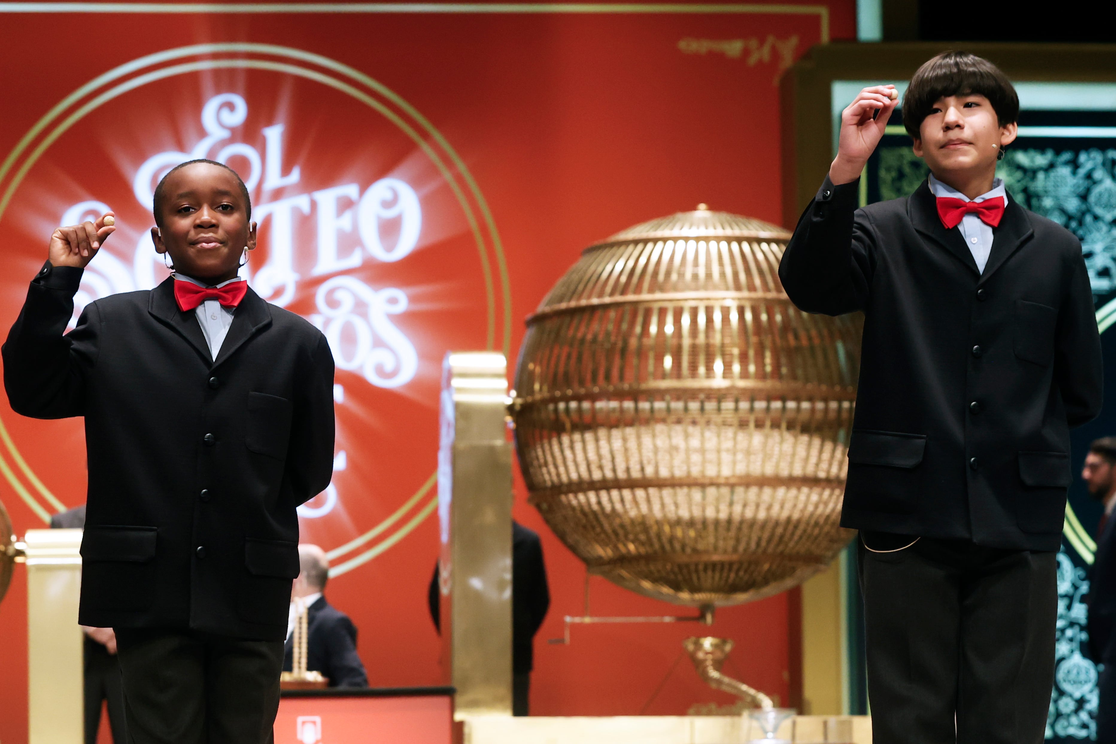 MADRID, 22/12/2022.- Los estudiantes de San Ildefonso Alonso Dávalos Durán (d) y Ángel Abaga Elebiyo (i) cantan el premio Gordo durante el sorteo de Navidad en el Teatro Real en Madrid, este jueves. EFE/ Javier Lizón
