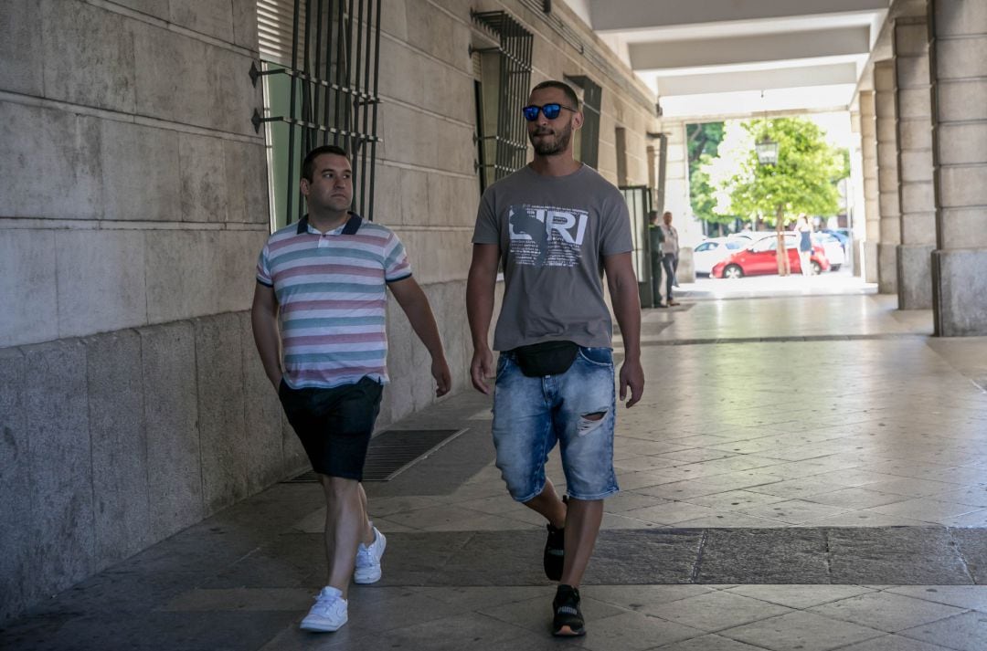 Miembros de &#039;La Manada&#039; firman en los juzgados de Sevilla