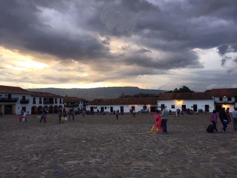 Vista de un lateral de la Plaza Mayor de Villa de Leyva, una de las más grandes de Colombia | JOSÉ M. ROMERO