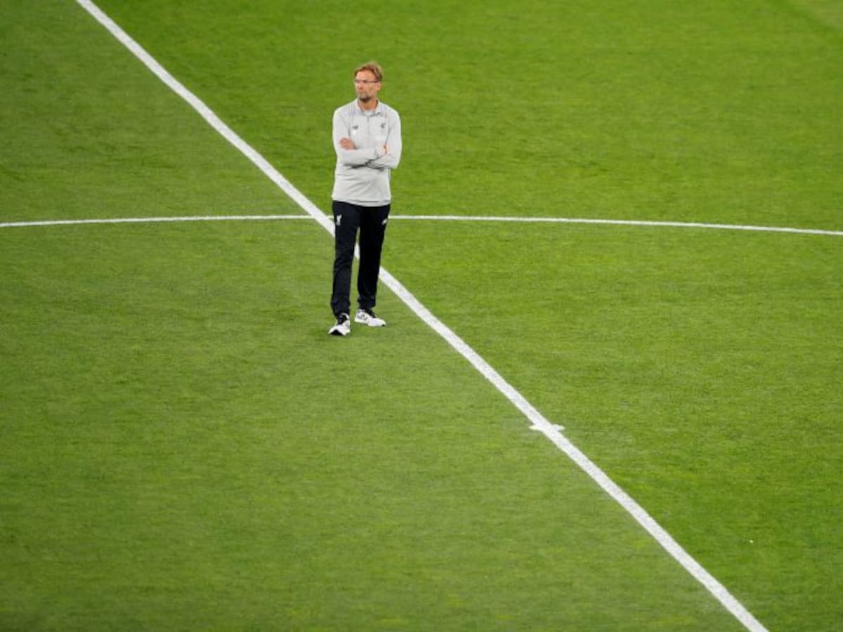 Klopp vigila con atención el calentamiento del Real Madrid previo a la final