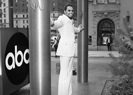 Tom Wilson frente a los estudios de ABC en 1967