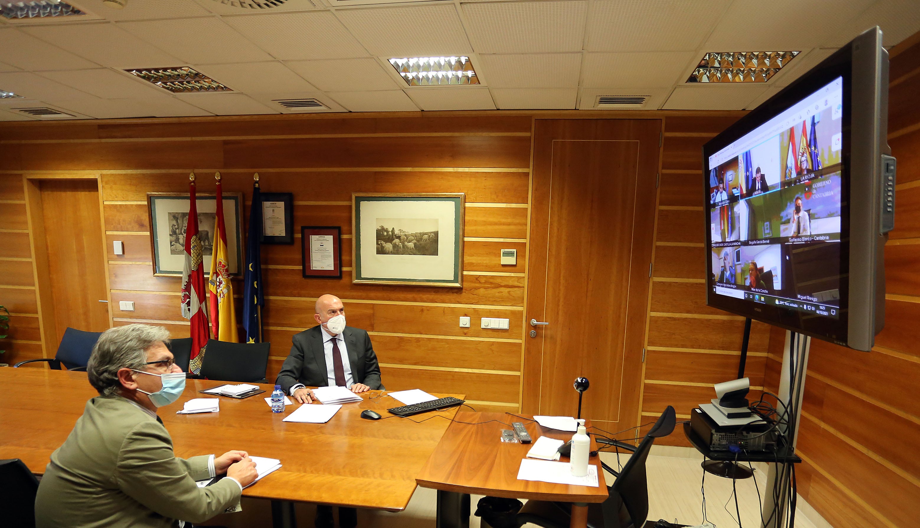 El entonces consejero de Agricultura, Ganadería y Desarrollo Rural, Jesús Julio Carnero, y el secretario general, Eduardo Cabanillas, en una reunión en el Consejo Consultivo de Política Agrícola para Asuntos Comunitarios.