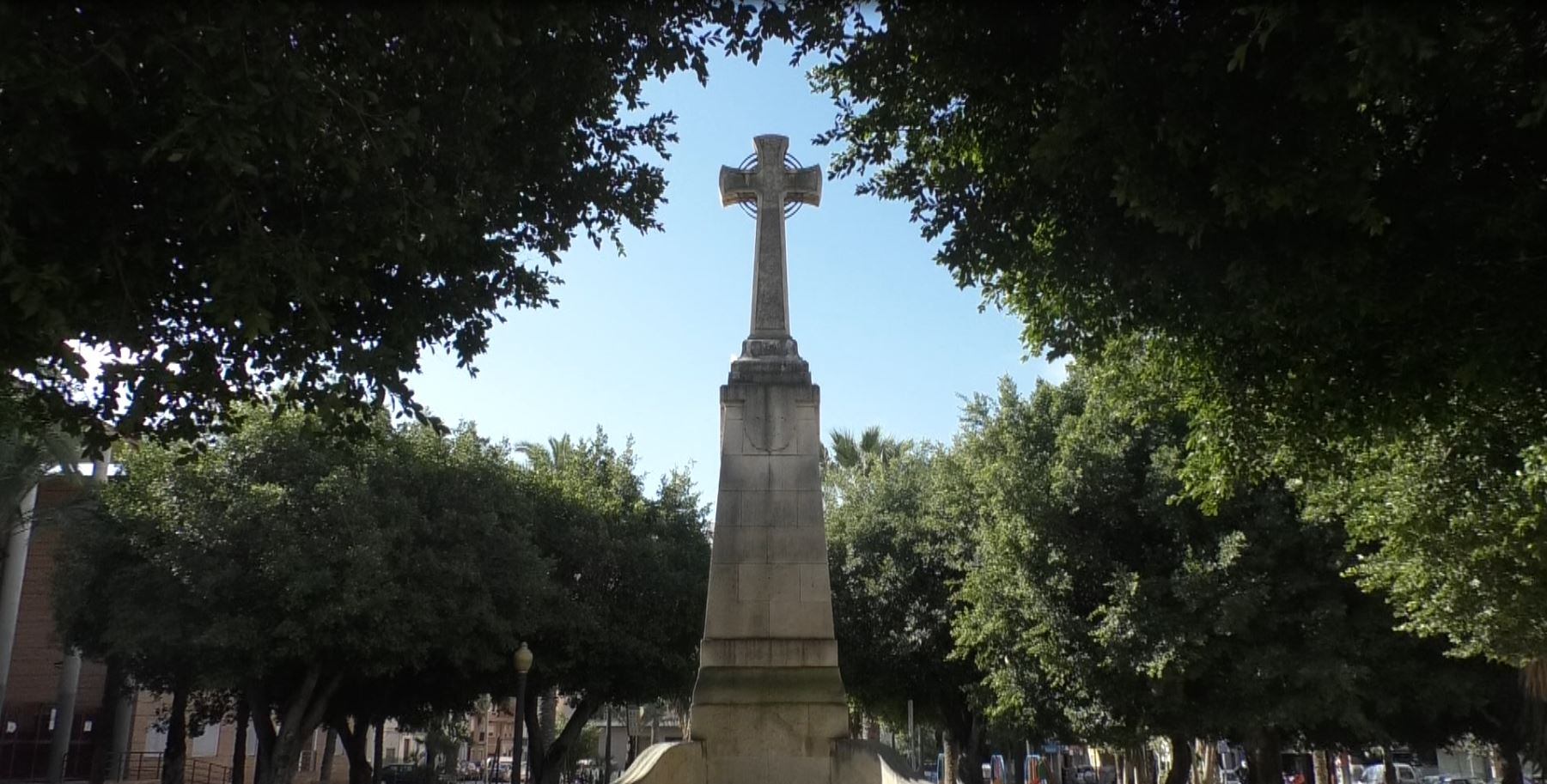 Cruz de los Caídos situada en el Paseo de Germanías, Elche