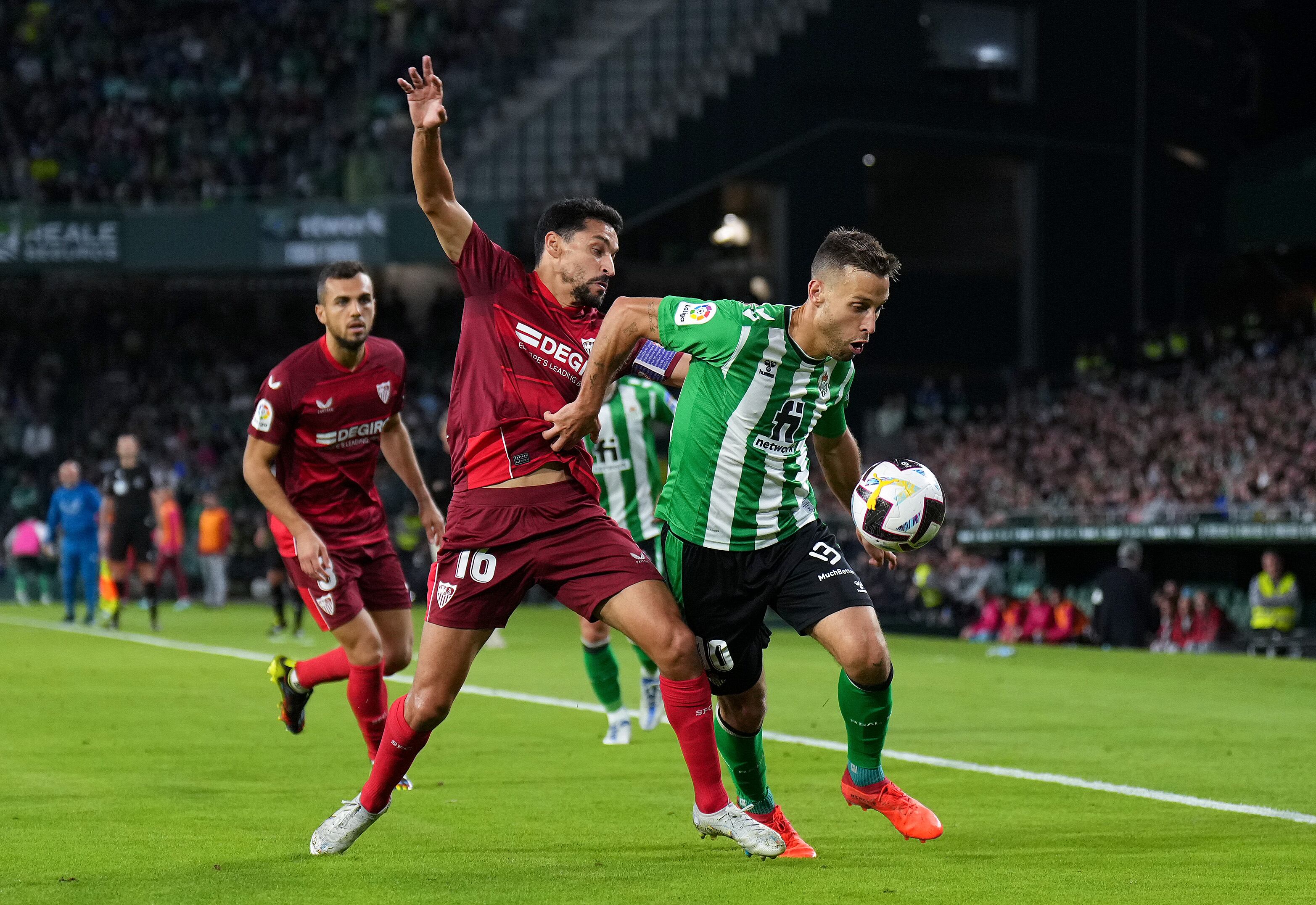 Navas y Canales disputan un balón.