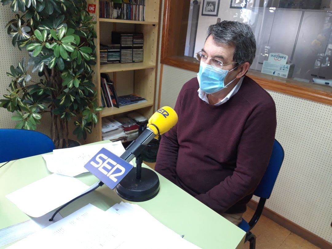 Juan Giner,  en el estudio de Ràdio Xàtiva