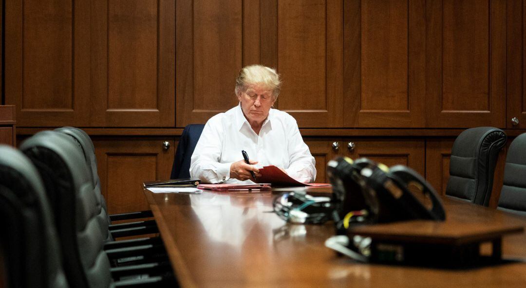 Imagen cedida por la Casa Blanca que muestra a Donald Trump trabajando en la sala de conferencias del hospital donde se encuentra ingresado.