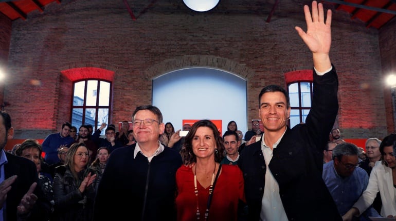 El secretario general del PSOE, Pedro Sánchez (d), interviene en Valencia junto al secretario general del PSPV-PSOE, Ximo Puig (i), y la presidenta provincial del PSPV-Valencia, Mercedes Caballero (c)