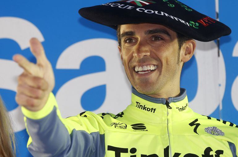 El corredor español del Tinkoff Alberto Contador, en el podio tras ganar la Vuelta Ciclista al País Vasco.