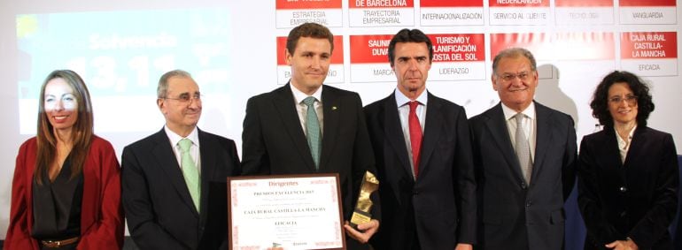 En el centro, Victor Manuel Martín (director de Caja Rural Castilla-La Mancha) y José Manuel Soria (ministro de industria).