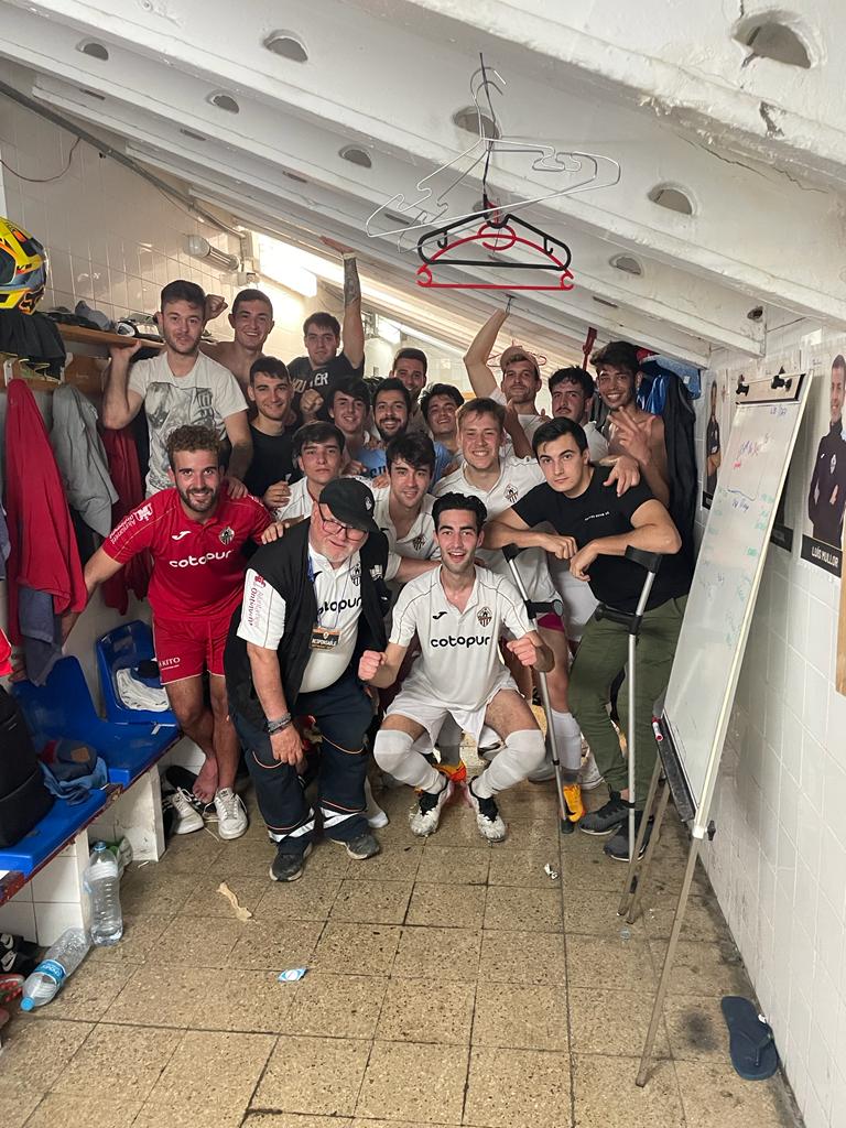 Els jugadors de l'Ontinyent 1931 'B' celebren una de les últimes victòries