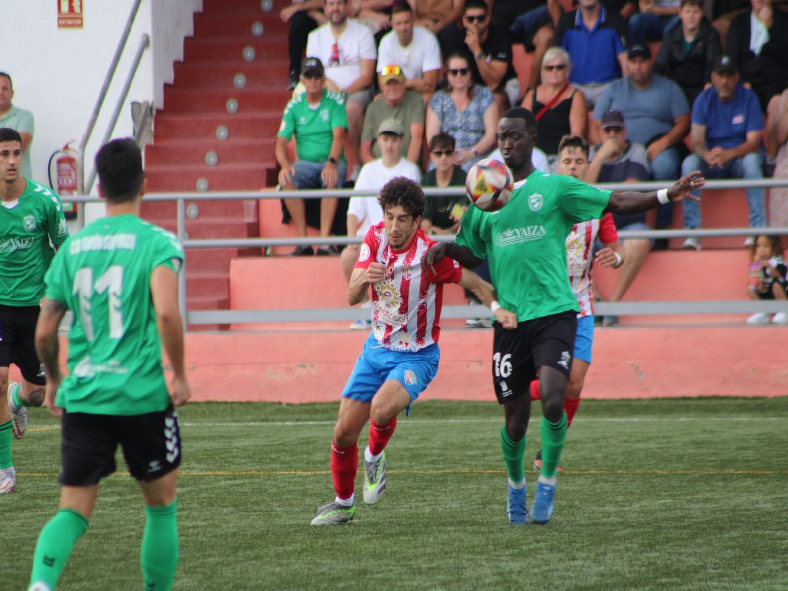 Una de las jugadas del derbi lanzaroteño de Tercera RFEF entre el San Bartolomé FC y el Unión Sur Yaiza.