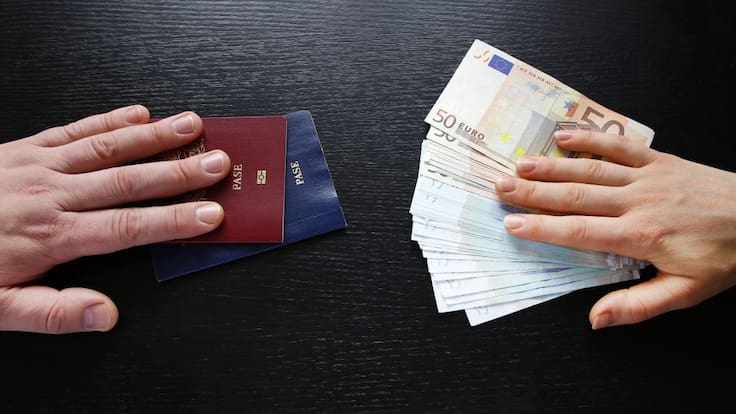 Falsificadores: del sofisticado 'guante blanco' a cómplices en la trata de seres humanos