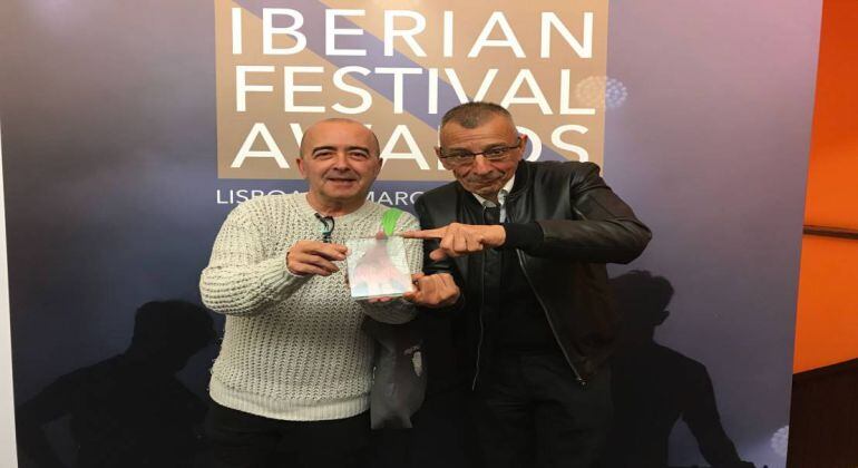 Paco Martín y José Luis Cegarra, tras recibir el premio al Mejor Festival de Pequeño Formato de España en los Iberian Festival Awards.