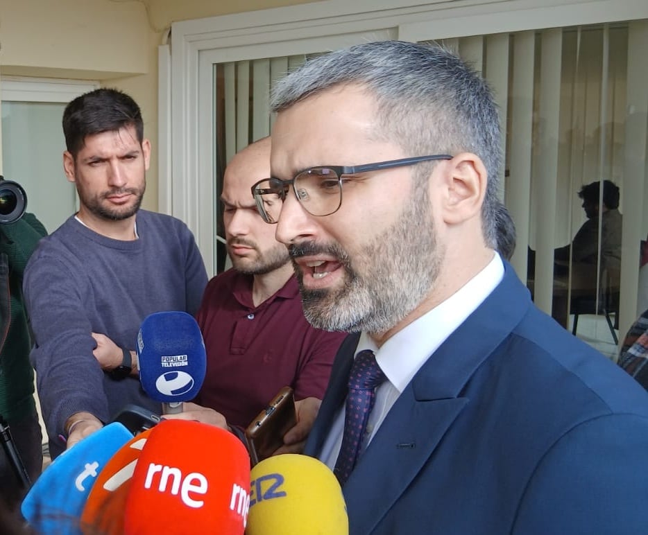 El delegado de Gobierno, Francisco Lucas, atiende a los medios