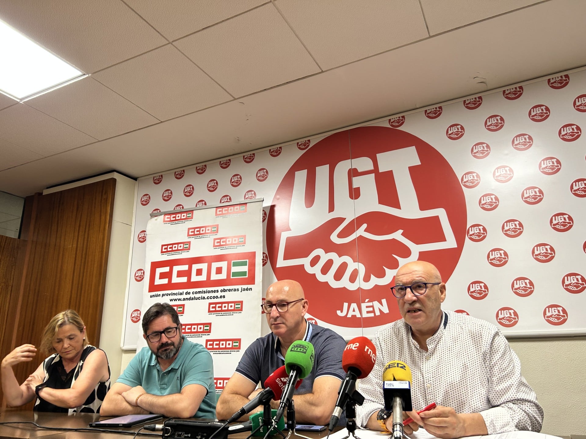 Javier Lacarra, representante de UGT, interviene en la rueda de prensa acompañado de otros compañeros sindicalistas.