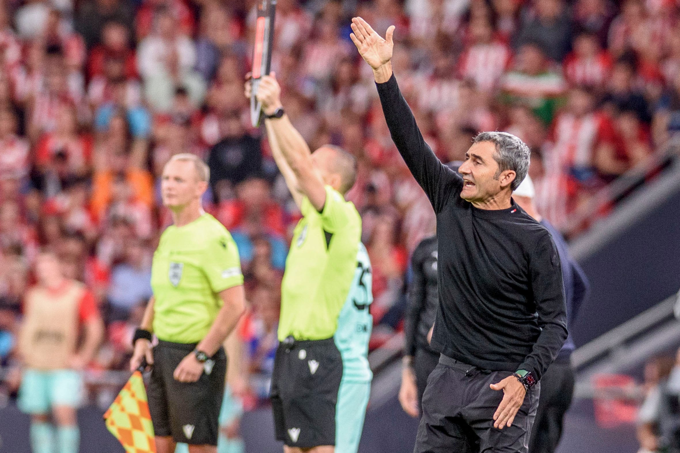 BILBAO, 24/10/2024.- El entrenador del Athletic Club de Bilbao Ernesto Valverde (dcha), durante el partido de Liga Europa que disputan ante el Slavia Praga este jueves en el estadio de San Mamés, en Bilbao. EFE/Javier Zorrilla
