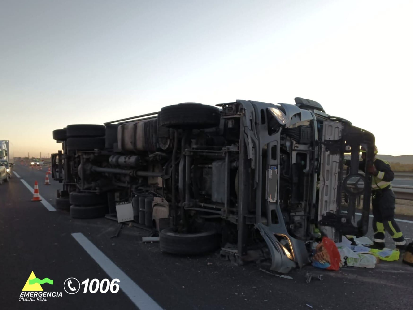 Camión volcado en la A4 en Valdepeñas este lunes