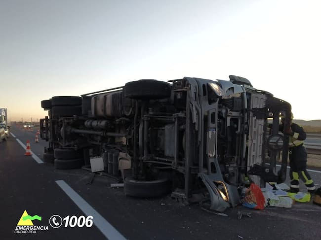 Camión volcado en la A4 en Valdepeñas este lunes