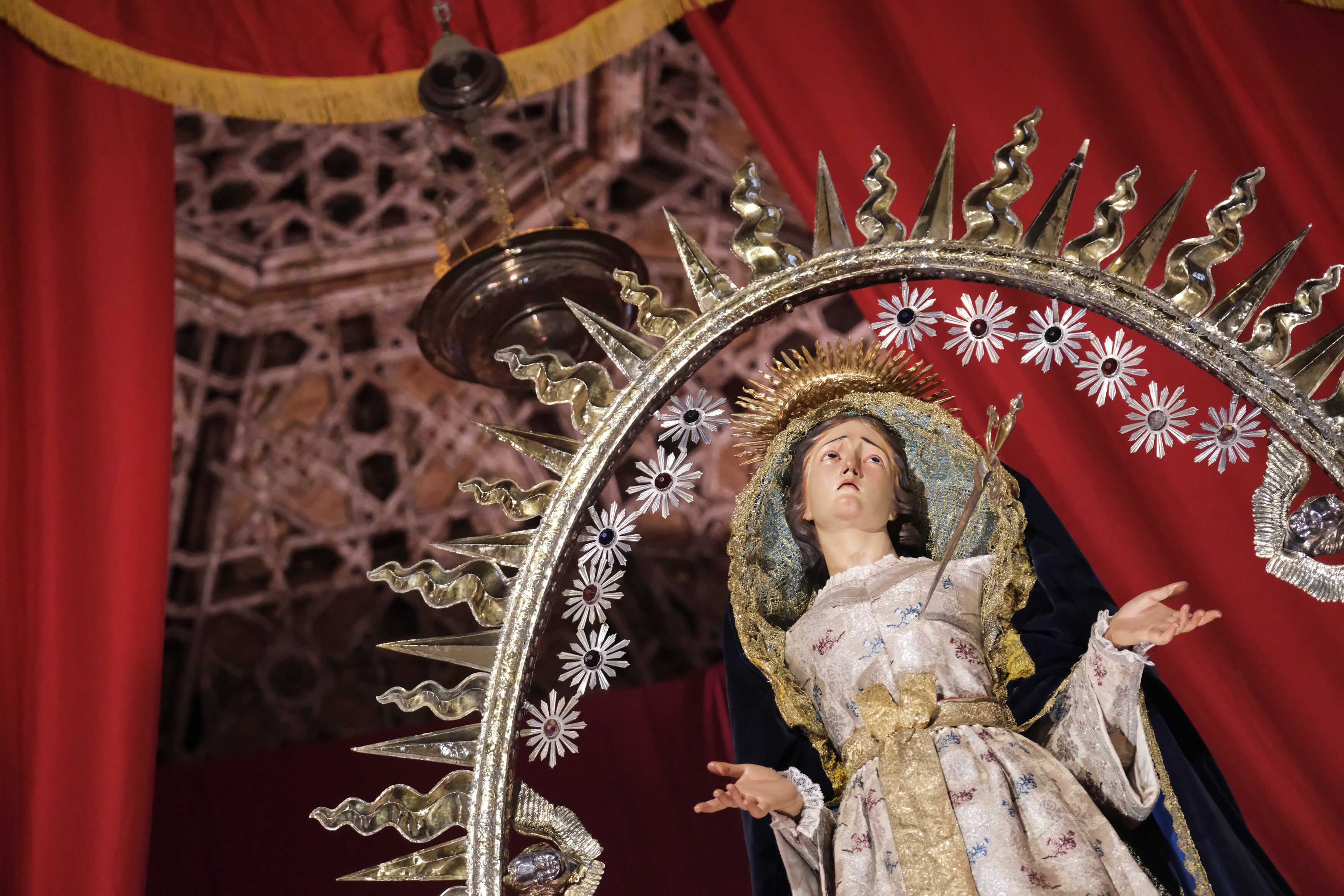 La Cofradía del Santísimo Cristo del Rescate realiza este Viernes de Dolores la procesión en honor a Nuestra Señora de los Dolores en el interior de la Iglesia de la Concepción, en el municipio tinerfeño de La Laguna.