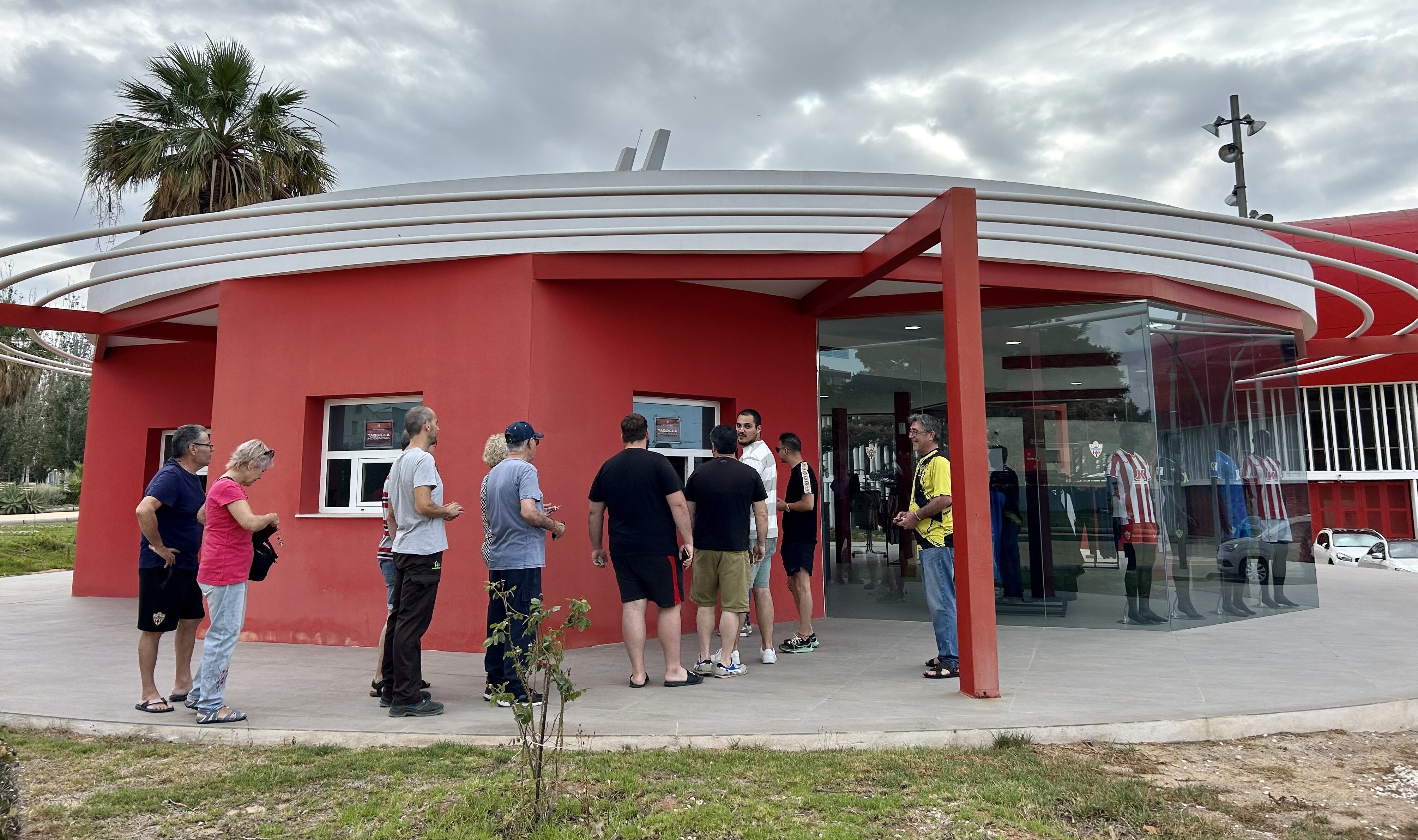 Los abonados se están acercando a las taquillas del Estadio para llevarse dos entradas.