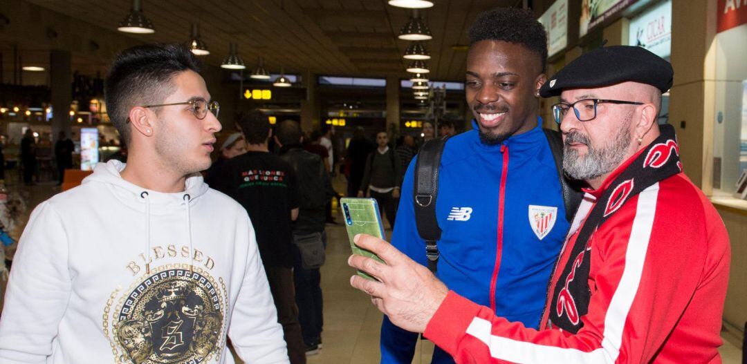 Iñaki Williams conversa con un aficionado del Athletic